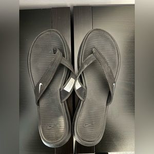 Women’s size 9 Nike flip flops
